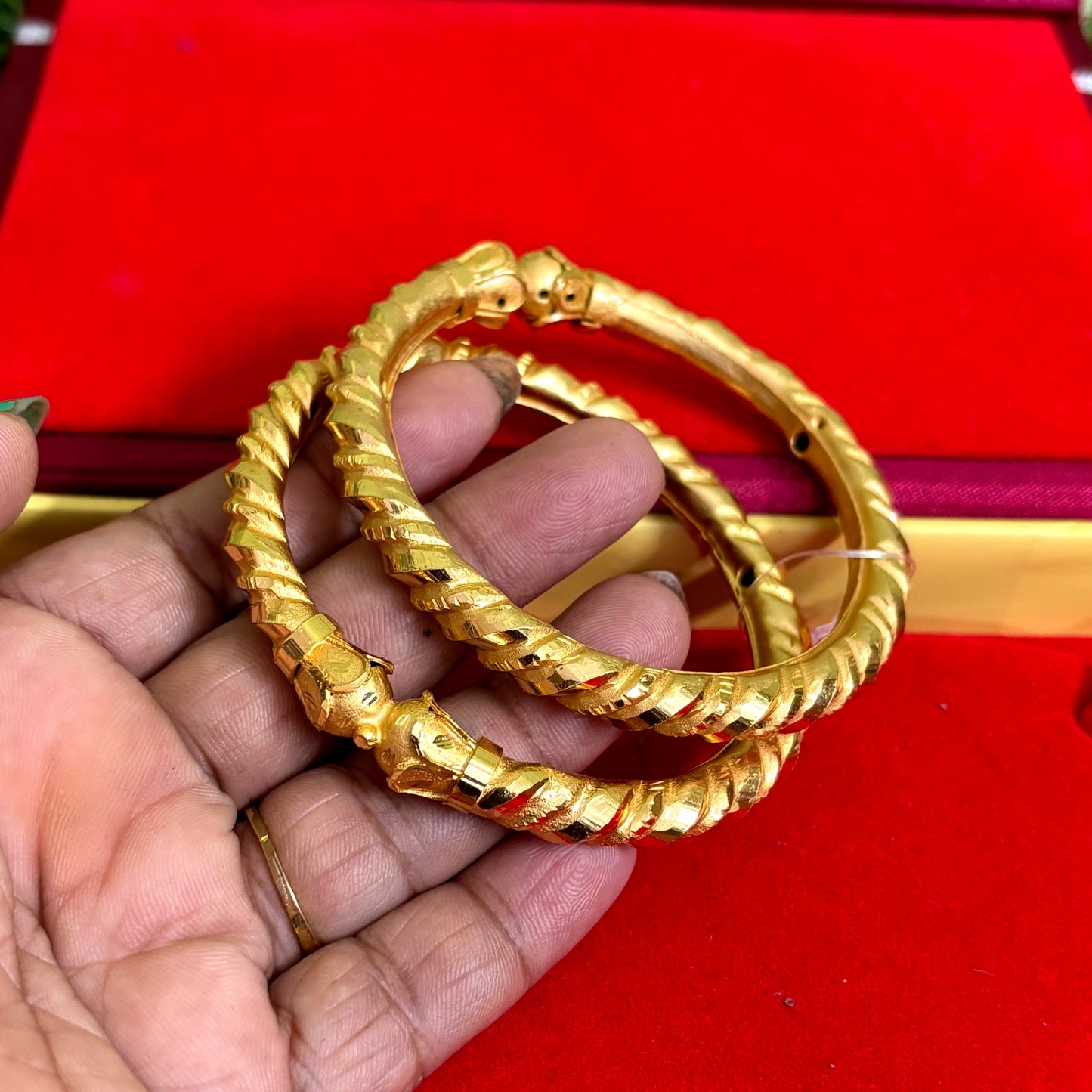 Gold plated bangle for women