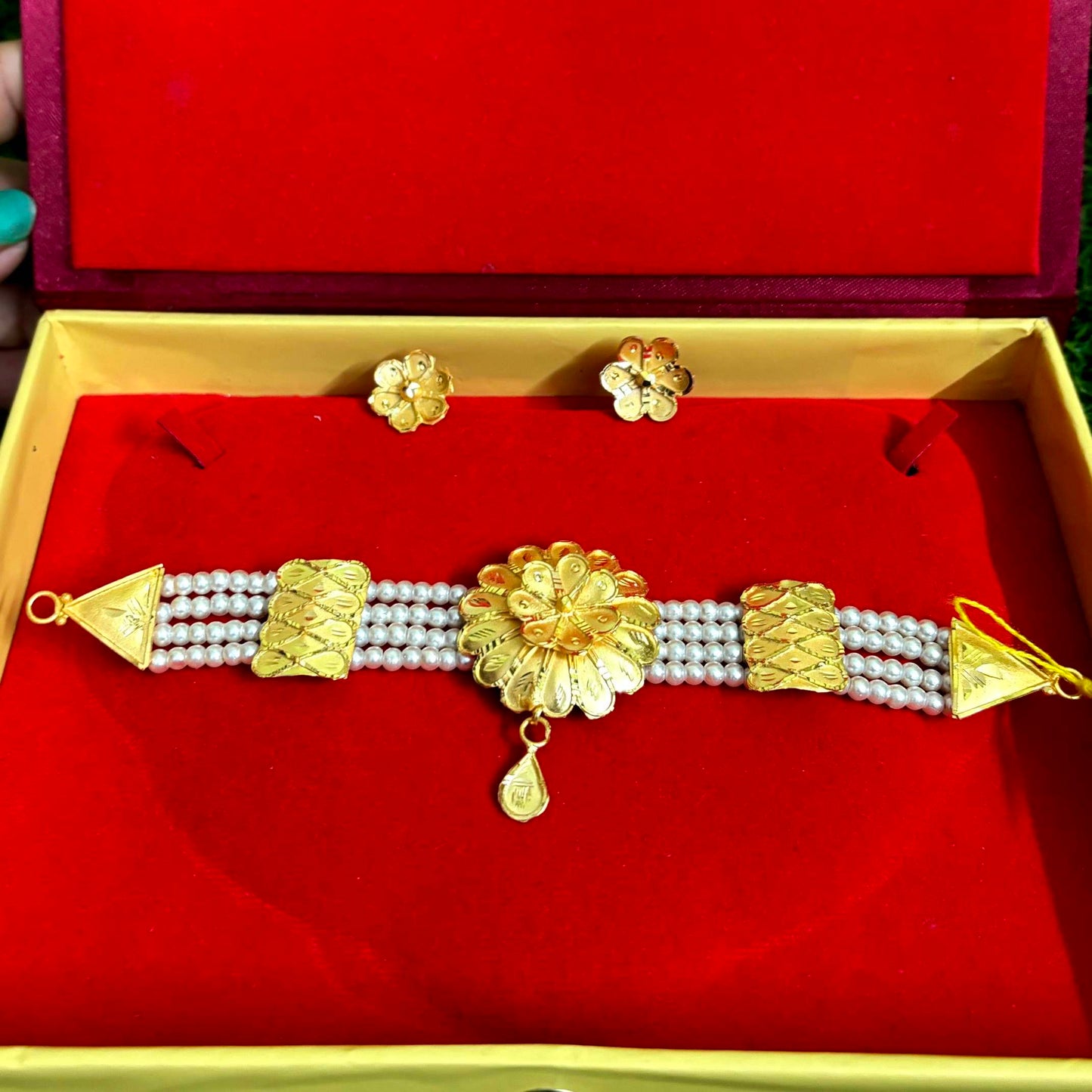 Gold plated copper based pearl choker for women